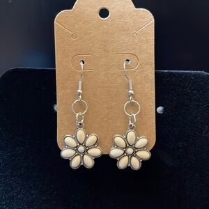 Cream‎ stone daisies earrings